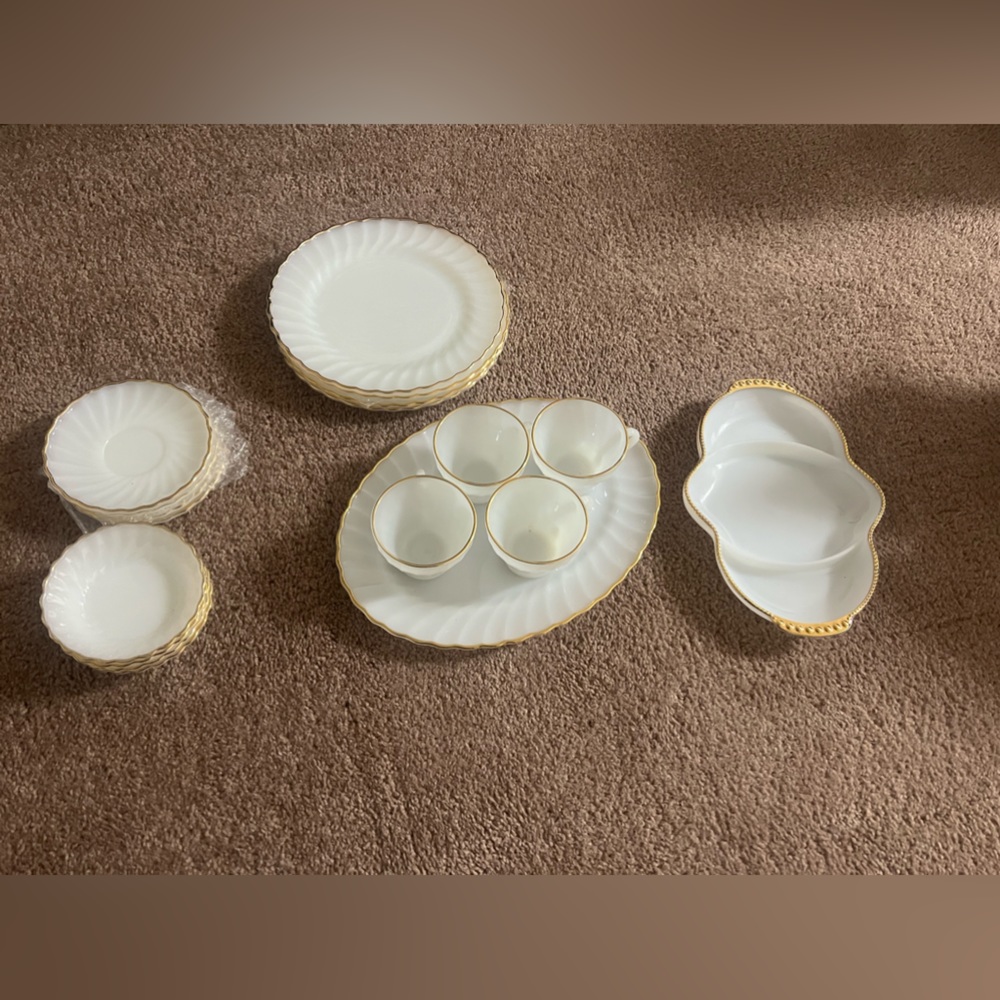 18 piece Anchor Hocking dish set